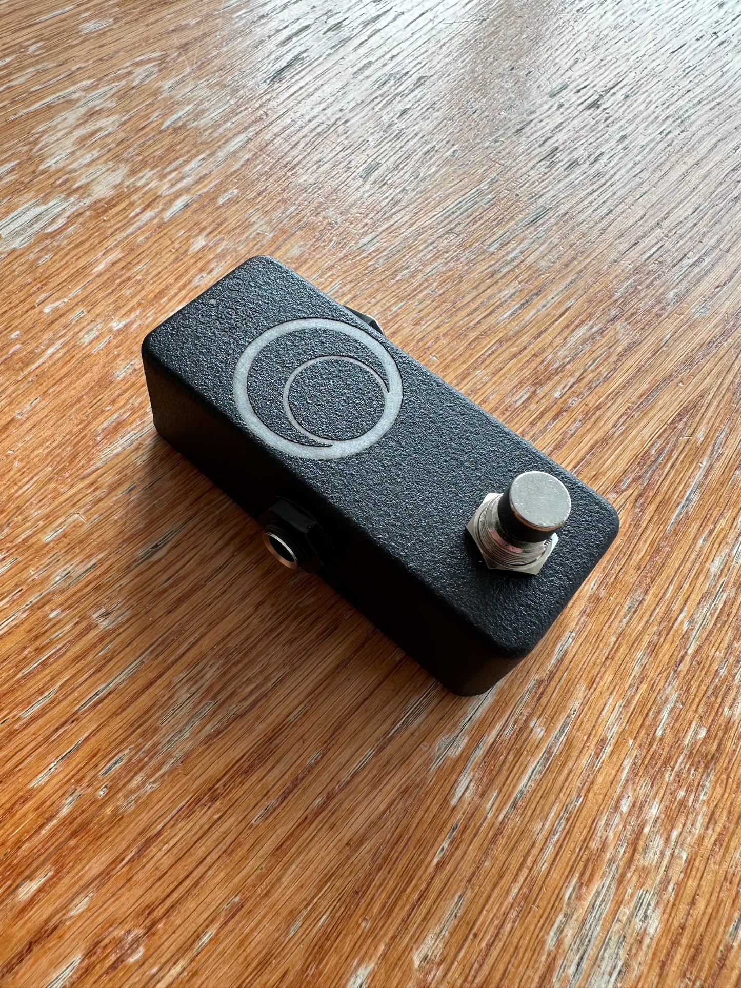 DOLG Nano feedback fuzz pedal